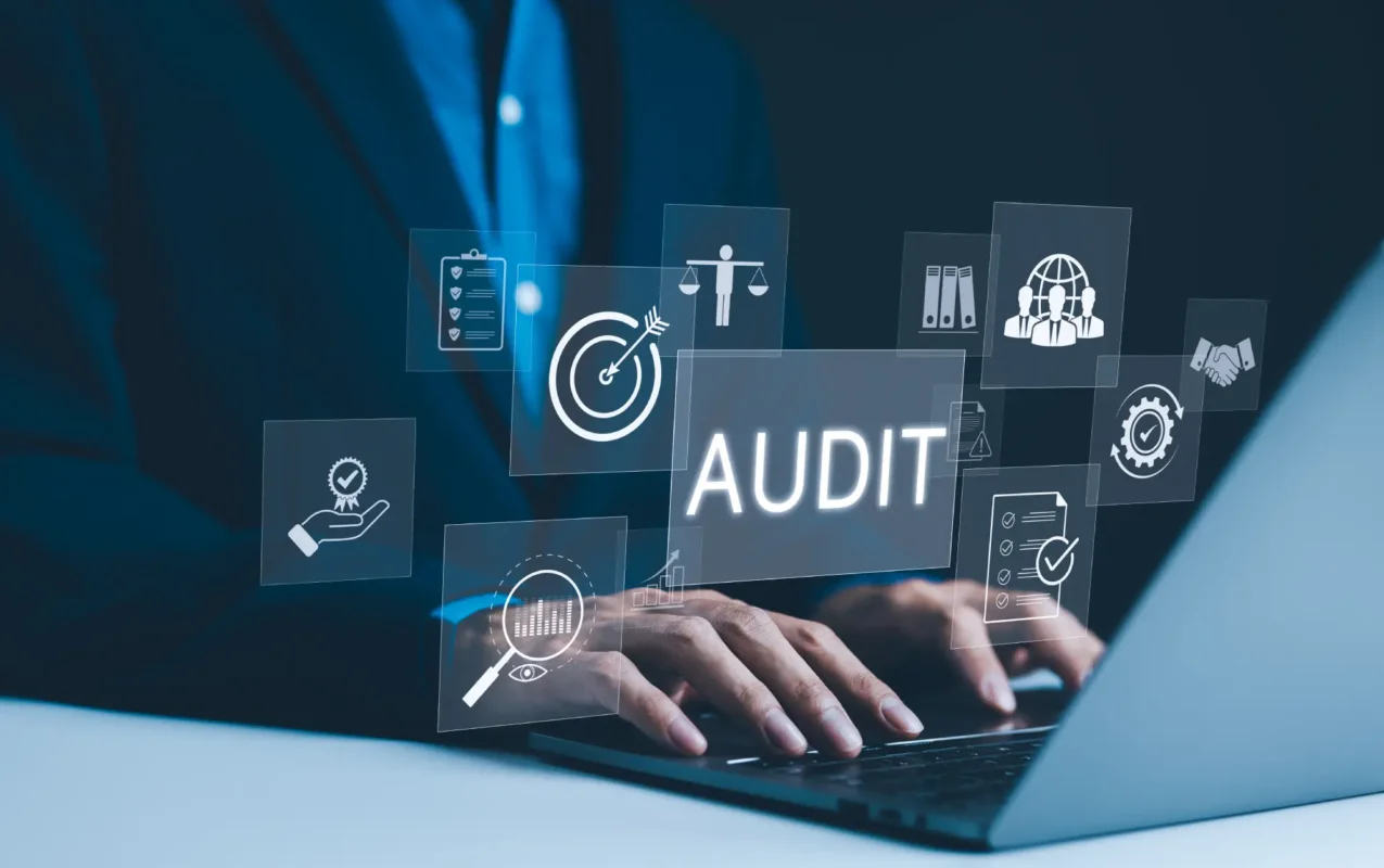 veraltete Legal Tech - Business Audit and Compliance. Businessman conducts business audit using laptop with digital icons representing compliance, target goals, and data analysis. Standard certification, Quality control,